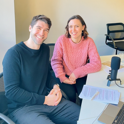 Podcast-Host Dr. Paul Rostin im Gespräch mit Hebamme Julia Blumenstein.