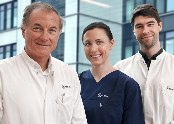 Im Bild (v.l.n.r.): Prof. Wolfgang Henrich, Direktor der Klinik für Geburtsmedizin, Hebamme Julia Blumenstein, Dr. Paul Rostin, Assistenzarzt & Host des Formats.