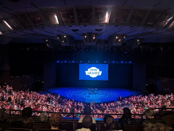 Ein Foto der leeren Bühne bevor die Live-Aufnahme vom Lage der Nation Podcast losgeht