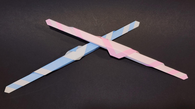 Deux feuilles de papier, pliées de façon à ressembler vaguement à des sucres d'orge.