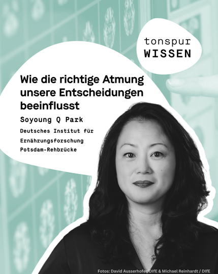 Rechts oben in der Ecke steht in einer weißen Blase "tonspur Wissen“. Am rechten Bildrand ist ein Foto der Neurowissenschaftlerin Soyoung Q Park. Das Bild der Person ist schwarz-weiß eingefärbt, um die Konturen der Person beschnitten und zusätzlich weiß umrandet. In einer großen weißen Blase, die mittig-links im Bild platziert ist, steht: „Wie die richtige Atmung unsere Entscheidungen beeinflusst. Soyoung Q Park, Deutsches Institut für Ernährungsforschung Potsdam-Rehbrücke“. Im Bildhintergrund ist ein blau-grün eingefärbtes Symbolbild einer Auswertung von mittels fMRT aufgenommener Gehirnscans zu sehen.