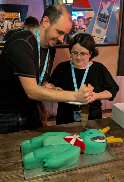 Konqui gets murdered by the KDE president and vice president.
Thankfully he was cake all along...