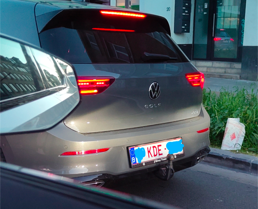 Une voiture avec une plaque d'immatriculation contenant les lettres K, D et E.