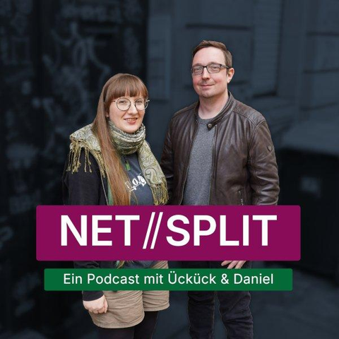 Das NET⫽SPLIT-Cover. Links stehe ich, rechts Daniel und wir lächeln beide in dieKamera. Im Vordergrund ein weißer Schriftzug auf beerenfarbenen und mittelgrünem Grund: "NET⫽SPLIT, Ein Podcast mit Ückück und Daniel". Der Hintergrund ist leicht geblurt und in dunkelgrau gefärbt.